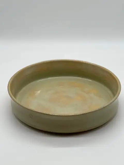 Schaal in witte klei met zachtgroene glazuur